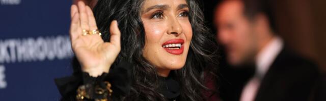 Sivo je novo crno? Salma Hayek ovog leta nosi svoju prirodnu sedu kosu