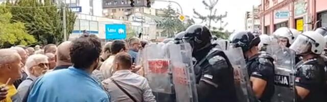 TENZIJA u Zaječaru zbog konstitutivne sednice: Građani se guraju sa policijom i privatnim obezbeđenjem (VIDEO)