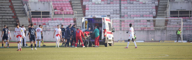 Horor na meču Radnički-Železničar! Jezivi sudar fudbalera glavama, jedan ostao da leži - uletela Hitna pomoć na teren (VIDEO)