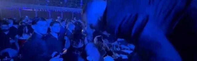 "Ljudi, ljudi..." Lazić prekinuo novogodišnji nastup, a onda je poljubio NJU! Obratio se Kaći: "Volim te.."