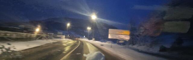 Padaće i susnežica i sneg, a kiša će se lediti pri tlu: Oprez u saobraćaju