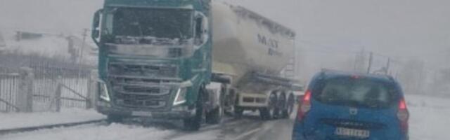 Sneg napravio karambol u Srbiji: Ova deonica je u potpunosti zavejana, ne vidi se prst pred okom! (VIDEO)