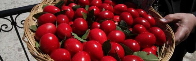 Ruskinje uvek imaju najlepša crvena jaja: Dodaju samo 1 stvar u šerpu i dobijaju boju koja sija poput rubina