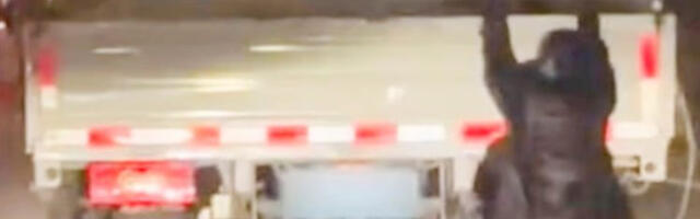 Brutalna ljubavna drama na putu: Žena se okešala na kamion u pokretu muža “preljubnika” (VIDEO)