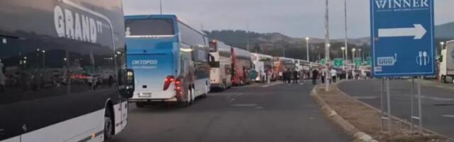 Kolona nema kraja, agonija će potrajati: Srbi objavili snimak sa Evzonija, naoružajte se strpljenjem (VIDEO)
