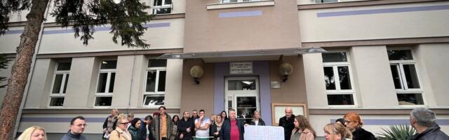 U Leskovcu i nastavnici osnovnih škola odali poštu stradalima u Novom Sadu