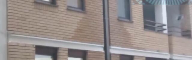 Kiša pada, iz oluka voda i dalje curi čitavom vertikalom, ljudima ulazi u stanove, curi i krov (VIDEO)