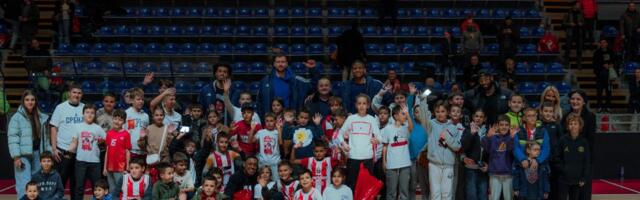Osmesi na tribinama: Fondacija Meridian i KK Crvena zvezda obradovali najmlađe