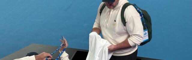 Novak je krenuo u pohod ka 25. Grend slem tituli, a članovi njegovog tima na sebi nose identične dukseve sa posebnim detaljem /FOTO/