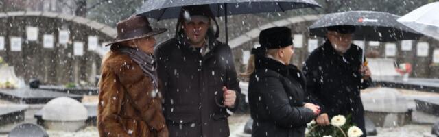 Na pomen Šabanu Šauliću došla samo DVOJICA KOLEGA: Doneli bukete cveća, teše Gocu i decu (FOTO)