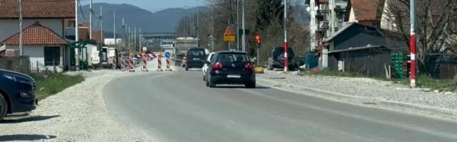 Jure kroz dvorišta, a semafore ignorišu! Kod Ivanjice vlada potpuno bezakonje, bezbednost ljudi sve ugroženija