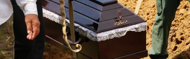 Detalj sa seoske sahrane podigao Srbiju na noge: Pop prvi ručao, pa pobegao?!