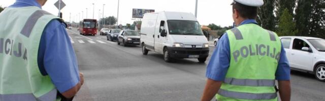Teška nezgoda na Zlatiborskom putu: Auto završio na krovu (FOTO)