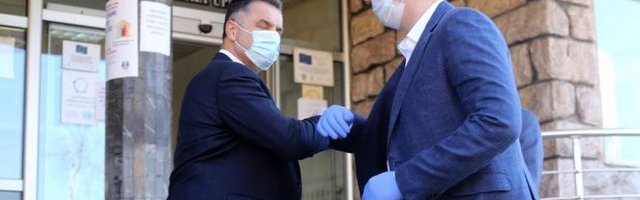 SRAMOTA POMOĆNIK GRADONAČELNIKA NOVOG PAZARA NAPAO PREDSEDNIKA! Ispljuvao Vučića jer  je doneo respiratore!?