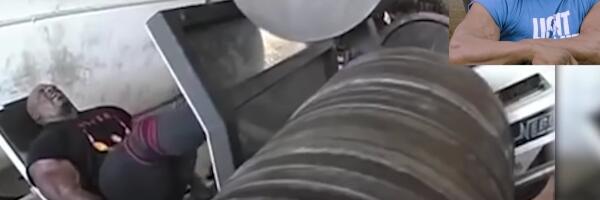 Čuveni snagator reaguje na svoj nožni potisak težak preko jedne tone