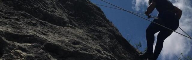 PROPAO POKUŠAJ SPASAVANJA SA LITICE BANJSKA STENA! Pozlilo čoveku koji se spustio do nastradalog PRIZOR JE BIO JEZIV!