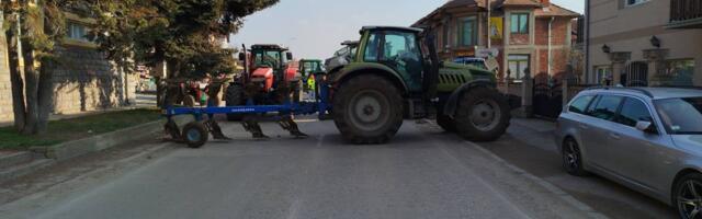 Poljoprivrednici u sredu blokiraju traktorima više putnih pravaca kod Rače