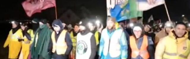 "Ustanak, ustanak": Studenti u Orašcu dočekani sa pogačom (FOTO, VIDEO)