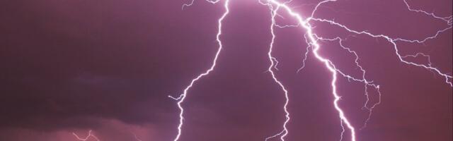 Zašto munja uvek dolazi pre groma i KAKO PROCENITI da nam se GRMLJAVINA PRIBLIŽAVA?
