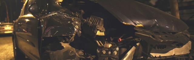 TEŽAK UDES U KRALJEVU! Automobil udario u znak, pa u drvo - VOZAČ TEŠKO POVREĐEN! (FOTO)