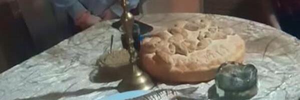 NA STOLU SVEĆA, ŽITO I KOLAČ Amerikanac se rugao, ponižavao male Markoviće zbog skromne trpeze za krsnu slavu, snimak videlo 100 miliona, a onda... (VIDEO)