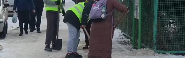 Studenti i građani zajedničkim snagama uklanjali led oko kraljevačke bolnice