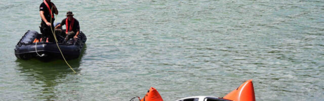 DEVOJKA SLETELA AUTOMOBILOM SA MOSTA U REKU! Ronioci pretražuju Moraču, ne zna se koliko je ljudi bilo u vozilu! (VIDEO)