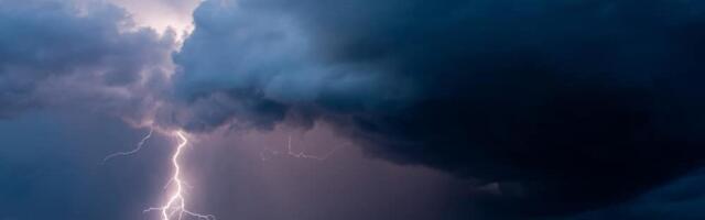 U oluji u Francuskoj stradale dve osobe, upozorenje na poplave