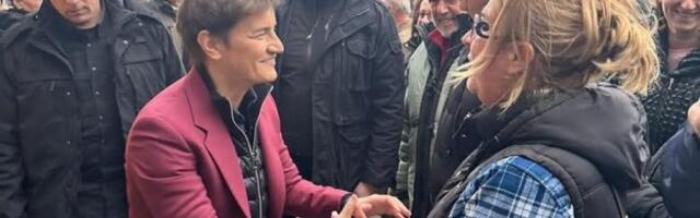 VELIČANSTVEN DOČEK ZA ANU BRNABIĆ U ŠIDU! Narod se okupio u ogromnom broju, predsednica Skupštine jasna: "Što su blokaderi ekstremniji, mi moramo biti hrabriji!" (FOTO)