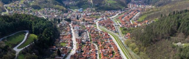 Fotografija iz Srbije raznežila korisnike društvenih mreža: Zaspao ležeći na plišanom medi nasred ulice