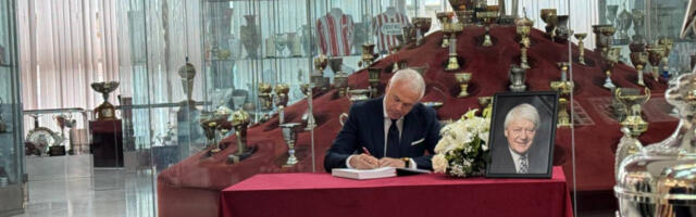 OPROŠTAJ OD LEGENDE: Delegacija Crvene zvezde se upisala u knjigu žalosti Vladimira Cvetkovića (FOTO, VIDEO)
