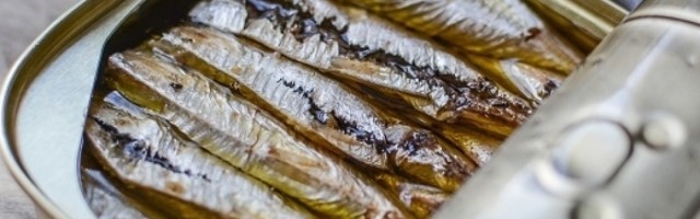 Ana dva sata mrljavi ribu po tanjiru...