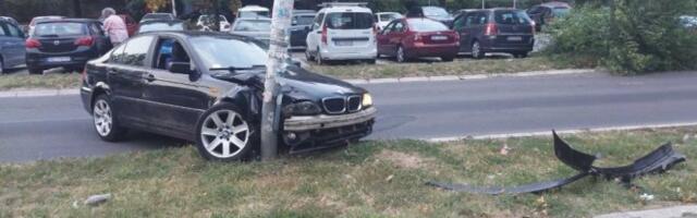 SAOBRAĆAJKA NA VIDIKOVCU! Automobil se zakucao u stub ulične rasvete