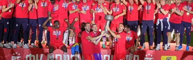 Ludnica! Dika predao trofej Dragoviću, igrači i navijači Zvezde u transu! (VIDEO)