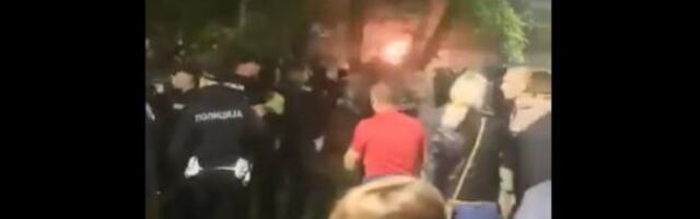 Incident u Kuli: SNS-ovci gađali građane kamenicama i bakljama (VIDEO)
