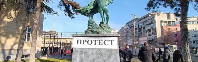 Roditelji se okupljaju ispred Vazduhoplovne akademije