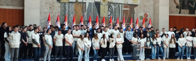 SVEČANI PRIJEM U PALATI "SRBIJA" Predsednik Vučić za učenicima Tehničke škole iz Vukovara (VIDEO)