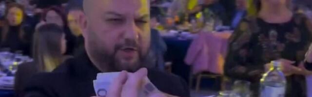 Borko uzburkao mreže objavom: Jedva drži novčanice u ruci, a šokiraće vas koliki je bakšiš dao za jednu pesmu