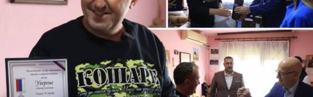 VUČEVIĆ URUČIO BORAČKU SPOMENICU JUNAKU S KOŠARA! Tako se brine o svojim herojima!