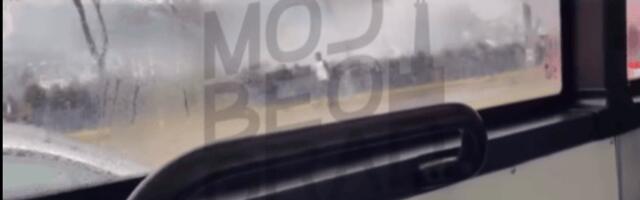 Incident u autobusu pred "večiti" derbi: Razbijeno staklo na vozilo na Novom Beogradu (VIDEO)