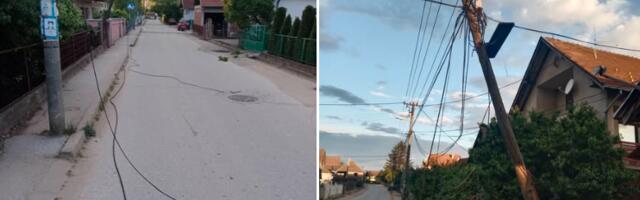 Stanovnici Vučja pišu da je kamion sa prikolicom natovarenom trupcima pokidao kablove, polomio bandere i da nadležni ne reaguju