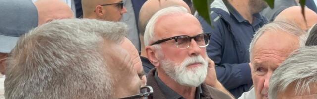 Dino Merlin stigao na Sjedinu sahranu, nije mogao da zadrži suze: Prišao Dinu, pa se slomio
