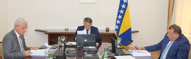 Džaferović traži od Šmita da smeni Dodika, reagovao Vulin