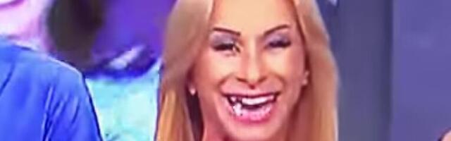 VODITELJKI ISPAO ZUB U SRED EMISIJE! Unezvereno ga tražila po podu! (FOTO)