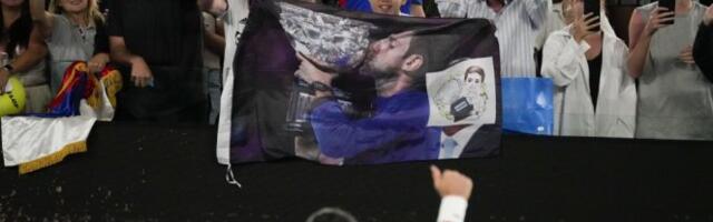 NOLE JE CAR! Đoković OTIŠAO u svlačionicu, ali se VRATIO samo zbog NJIH! (FOTO)