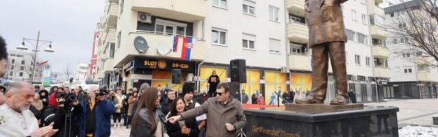 Spomenik dr Miodragu Laziću podignut u Istočnoj Ilidži