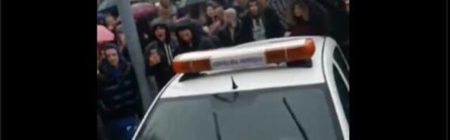Đaci upali u prostorije Komunalne milicije (VIDEO)