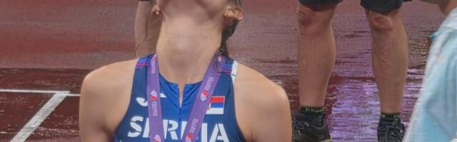 SUZE ANGELINE TOPIĆ OBILAZE SVET: Umotana u srpsku trobojku nije obuzdavala emocije!