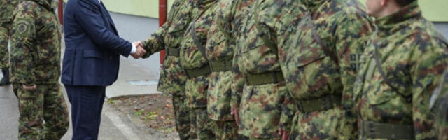 Гашић: Више од 10.000 војника добија стални посао усвајањем измена Закона о Војсци