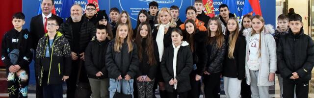 Deca iz AP Kosova i Metohije u poseti Pokrajinskoj vladi i Skupštini AP Vojvodine